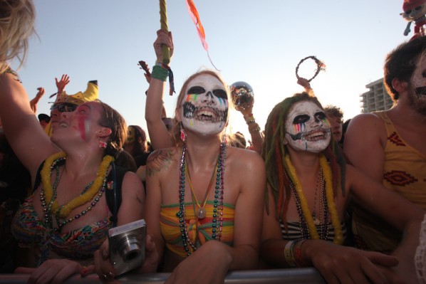 Crowd-hangout2012-052012-4739-598x399