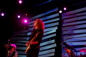 Bonnie Raitt Rocks The Ryman