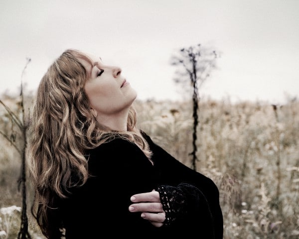 GretchenPeters_Photo2_PhotoCred_GinaBinkley_lo