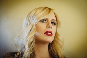 Song Premiere: Elise Davis, “I Just Want Your Love”
