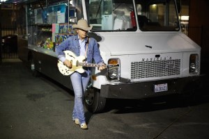 Dwight Yoakam: Outlier Country