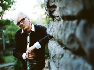 Watch Robyn Hitchcock Transmogrify Into A One-Eyed Cat In Video for “Autumn Sunglasses,” Featuring Gillian Welch