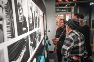 Bob Dylan: Electric Exhibit in Chicago Explores Artist’s Mid-’60s Transformation
