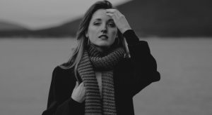 Lizzie Weber Premieres “December” On American Songwriter