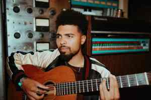Devon Gilfillian Debuts Exclusive Acoustic Performance of “The Good Life”