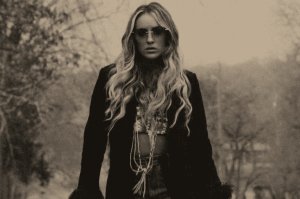 Lainey Wilson Releases Next Track, “Rolling Stone”