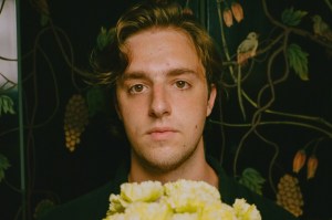 Daily Discovery: Noah Chenfeld Releases Rock-New Wave Fusion “Stop The Bus”