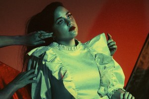 Tia Gostelow Premieres “PSYCHO,” An Anti-Gaslighting Alt-Pop Banger