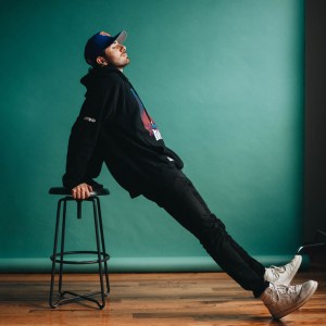 Kev Kelly Laments The Turbulence Of 2020 On Unplugged Version Of “Everything’s On Fire”