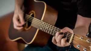 Best Way to Learn Guitar in 2024 [Online vs Private Lessons]