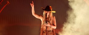 Lainey Wilson Launches App: How To Officially Join Her Fanbase, Get Ticket Presales & Merch Discounts