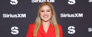 Watch Kelly Clarkson Help Couple Get Married During Her Las Vegas Residency
