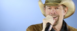 On This Day in 2001, Toby Keith’s ‘Pull My Chain’ Brought Swagger, Humor, and the First Hint of Bro-Country to the Top of the Charts