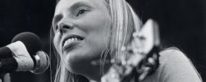 Joni Mitchell’s Perfect Response to Heckling Fans Telling Her To Smile