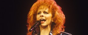 3 Country Songs From the 1990s That Are Tailor-Made for Karaoke Night
