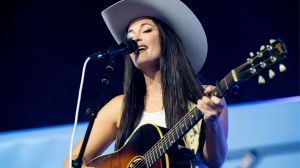 Kacey Musgraves Delivers ACM Awards Debut “Sitting on the Washing Machine”