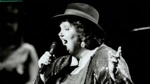 Born in the Great White North 82 Years Ago, the “First Lady of Song” Who Outsold Both Garth Brooks and Clint Black
