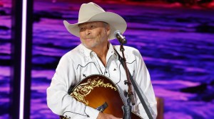 New Streaming and Viewing Opportunities Added for Alan Jacksonโs Final Performance