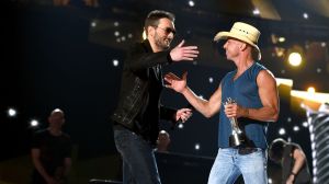 Kenny Chesney Surprises Sphere Crowd With Eric ChurchโWho Promptly Forgets His Biggest Hit