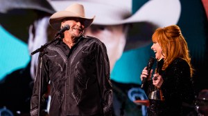 “I Love You With All My Heart”: Reba McEntire’s Emotional Tribute to Alan Jackson at His Final Show