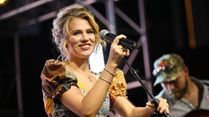 ‘American Idol’ Winner Hannah Harper Takes Fans Inside Her Brand New Tour Bus