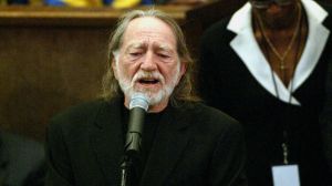 21 Years Ago Today, Willie Nelson and Glen Campbell Led a Stunning (And Heartbreaking) Farewell to the “Genius of Soul”