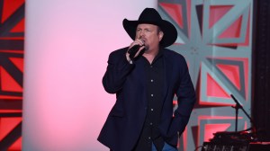 Garth Brooks Turns Record-Setting Crowd Into One Giant Singalong With Billy Joel’s “Piano Man”