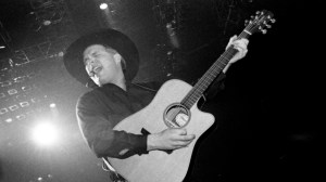 On This Day in 1990, Garth Brooks Was at No. 1 With His Favorite Song To Perform Live—“I Could Play It 4 or 5 Times a Night”