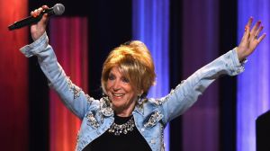 Born 86 Years Ago Today in Pennsylvania, the Soulful Country Trailblazer Who Banished the Opry’s “Gingham Curtain”
