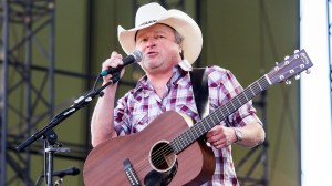 “I Lost My Buddy”: Longtime Band Member Dies on 90s Country Star’s Tour Bus