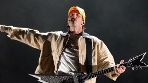 “I Apologize on Behalf of Myself, My Family”: Country Star Had the Perfect Response to an Unexpected Wardrobe Malfunction