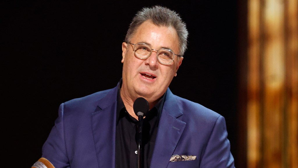 Vince Gill Proved He’s “One of the Best Guitar Pickers in the World” With This George Jones Tribute Performance