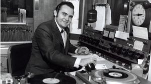 Born 89 Years Ago Today in Tulsa, the “Voice of Oklahoma” Who Helped Shape Country Radio for Decades
