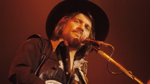 5 Decades Ago Today, Waylon Jennings Hit No. 1 With the Outlaw Country Album That Took on Neil Young, the Marshall Tucker Band, and Featured a Grammy-Winning Classic