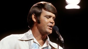 On This Day in 1975, Glen Campbell Was at No. 1 With a Song He Discovered While on Tour in Australia