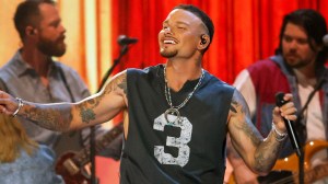 Kane Brown Tells 8-Year-Old Fan She’s “Filling Big Shoes” Before She Steps In for His Wife During “Thank God” Duet in Albuquerque