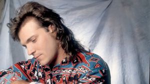 Born 61 Years Ago Today in Texas, the Preacher’s Boy Who Slept in His Truck for 3 Years, Scored a 90s Country Hit, Then Walked Away From Music