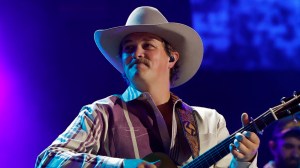 Zach Top Stops Mid-Song After Security Tries To Remove Young Fan From Dad’s Shoulders