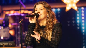 Kelly Clarkson Brings Concert to a Halt After Noticing Something Wrong in Crowd