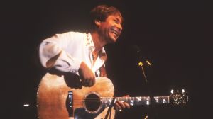 29 Years Ago Today, a Tragic Plane Crash Claimed the Life of the Folk-Rock Legend Behind One of America’s Most Iconic Singalong Anthems