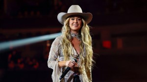 Lainey Wilson Reveals Her Unexpected NFL Pregame Playlist, Featuring Toby Keith and Dolly Parton