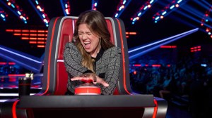 Kelly Clarkson Fully Geeks Out Over Contestant’s Bonnie Raitt Cover on ‘The Voice’