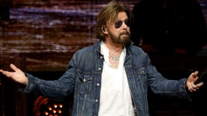 Ronnie Dunn Gets an Unexpected Gift From Kacey Musgraves: “I’ll Get Killed for That”