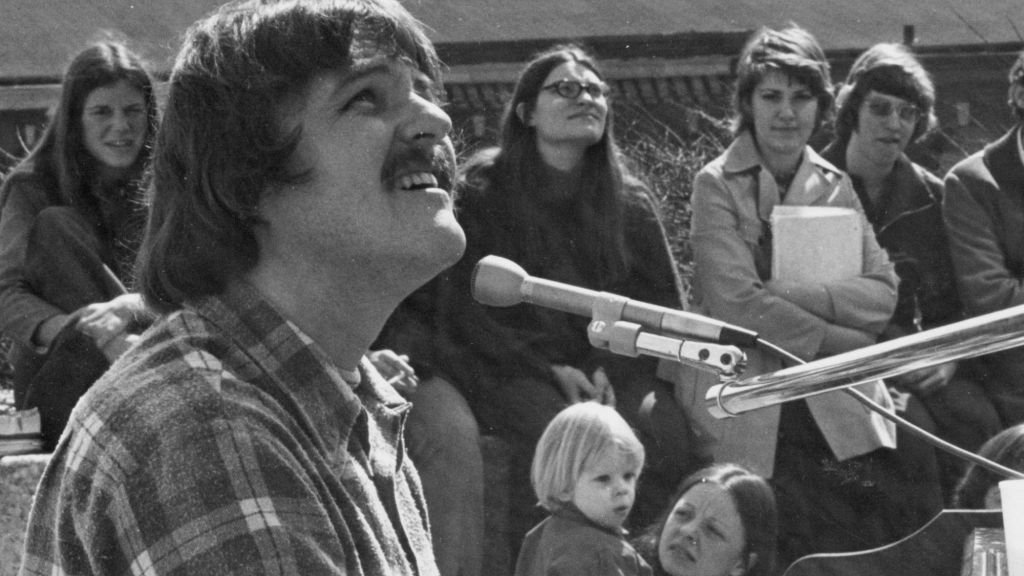 3 Country Songs From the 1970s That Belong on Every Long Road Trip Playlist