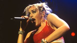 Born 57 Years Ago Today in California, the Magnetic Frontwoman of One of the Biggest Bands of the 90s Who Married a Country Music Superstar